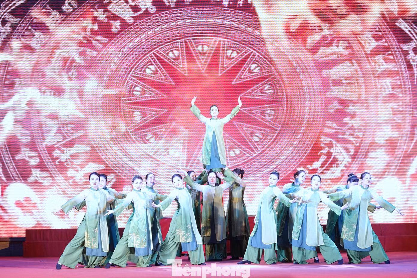 Phần thi dân vũ thể thao và các vũ điệu quy định trong Quân đội do các bóng hồng Tổng cục Chính trị và Quân đoàn 12 công diễn tại lễ bế mạc.