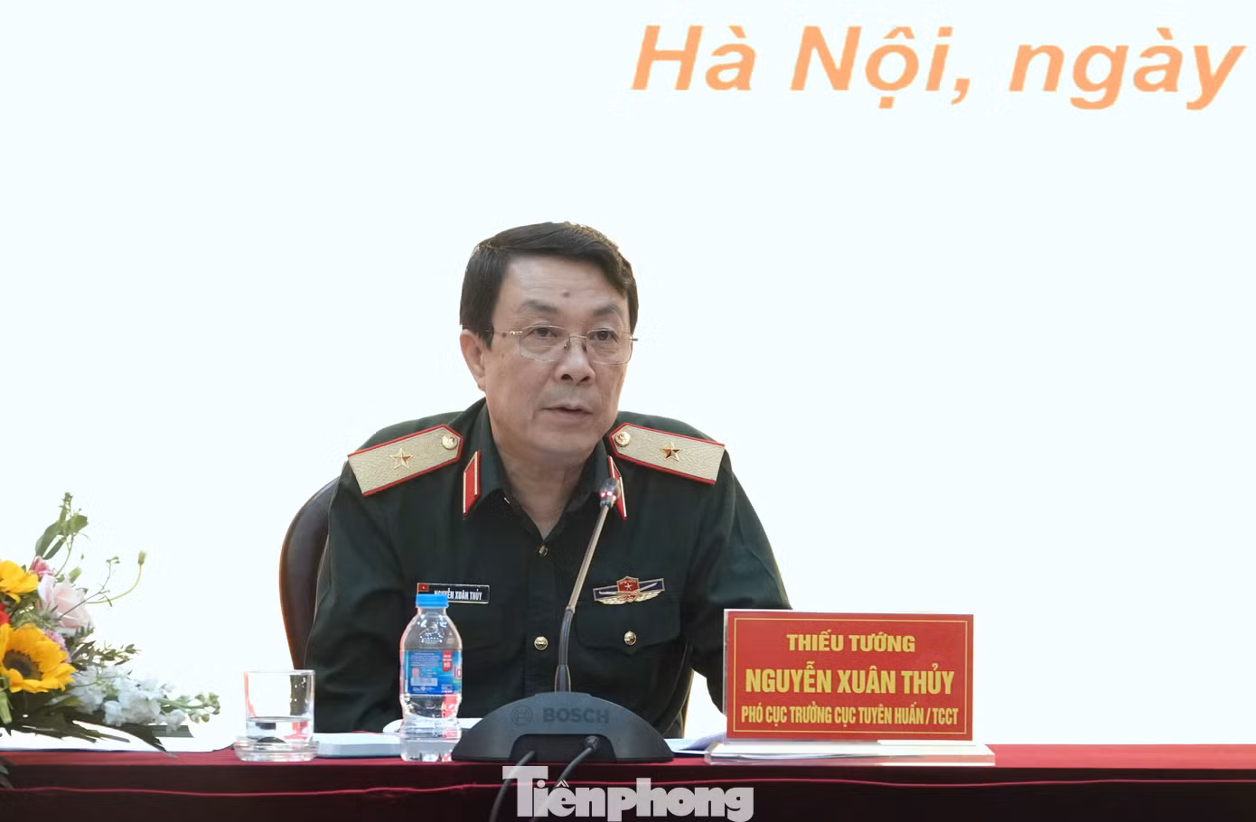 Thiếu tướng Nguyễn Xuân Thủy - Phó Cục trưởng Cục Tuyên huấn (Tổng cục Chính trị Quân đội nhân dân Việt Nam), chủ trì gặp mặt báo chí, sáng 9/4. Ảnh: Nguyễn Minh