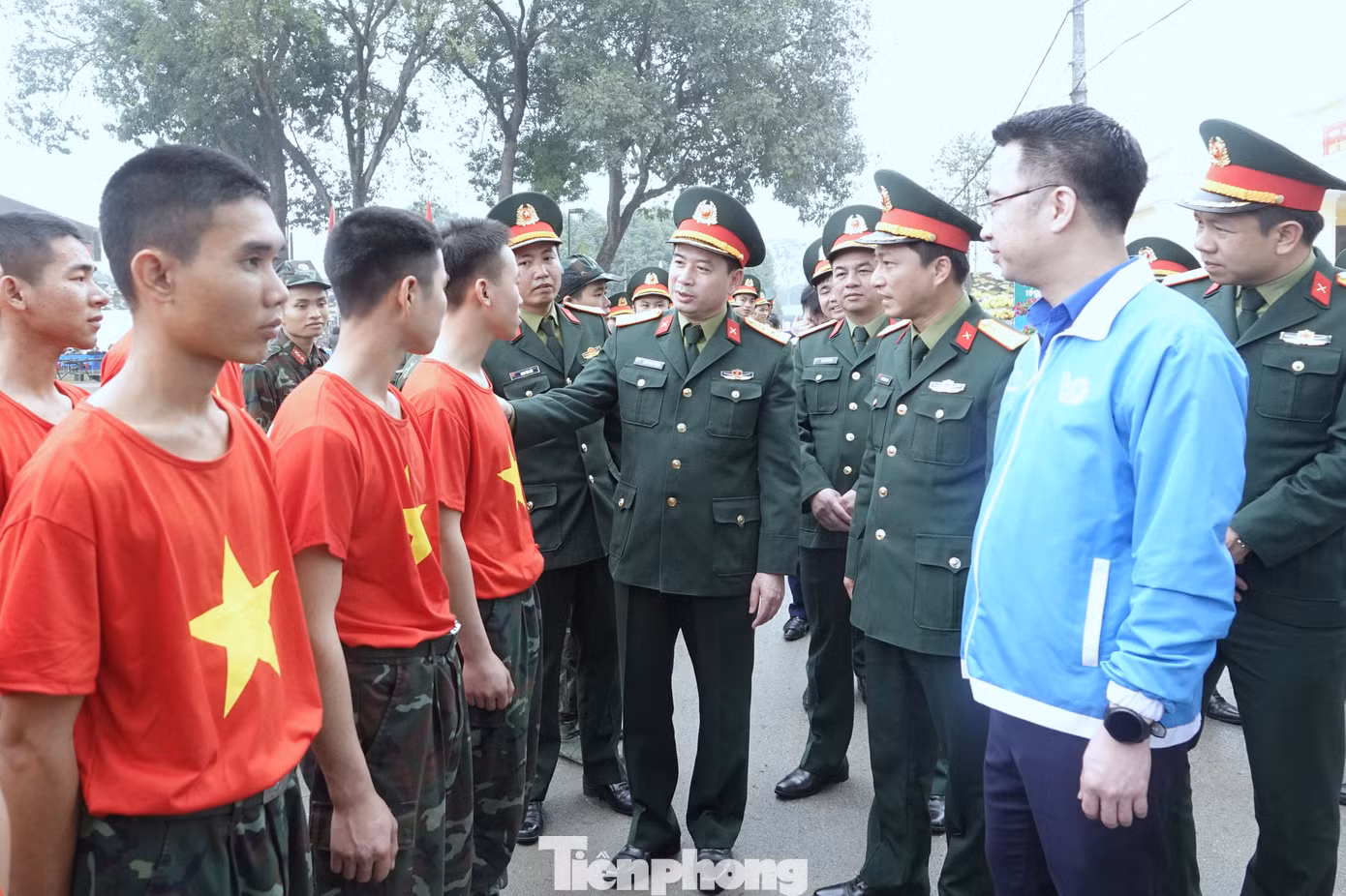 Lãnh đạo Trung ương Đoàn, Quân đoàn 12 và Ban Thanh niên Quân đội trò chuyện với chiến sĩ Trung đoàn 209, sáng 3/3.