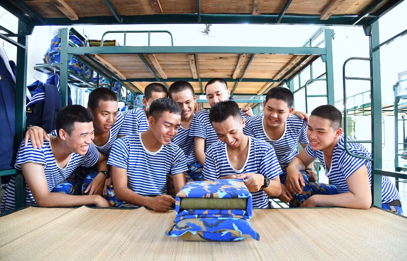 Chiến sĩ mới học cách gấp chăn màn.