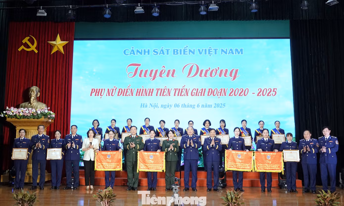 Trong giai đoạn 2020-2025, phụ nữ Cảnh sát biển có 7 tập thể và 12 cá nhân được tuyên dương điển hình tiên tiến cấp Bộ Tư lệnh, 1 tập thể và 3 cá nhân được đề nghị khen thưởng điển hình tiên tiến cấp toàn quân. Trong giai đoạn 2020-2025, phụ nữ Cảnh sát biển có 7 tập thể và 12 cá nhân được tuyên dương điển hình tiên tiến cấp Bộ Tư lệnh, 1 tập thể và 3 cá nhân được đề nghị khen thưởng điển hình tiên tiến cấp toàn quân.