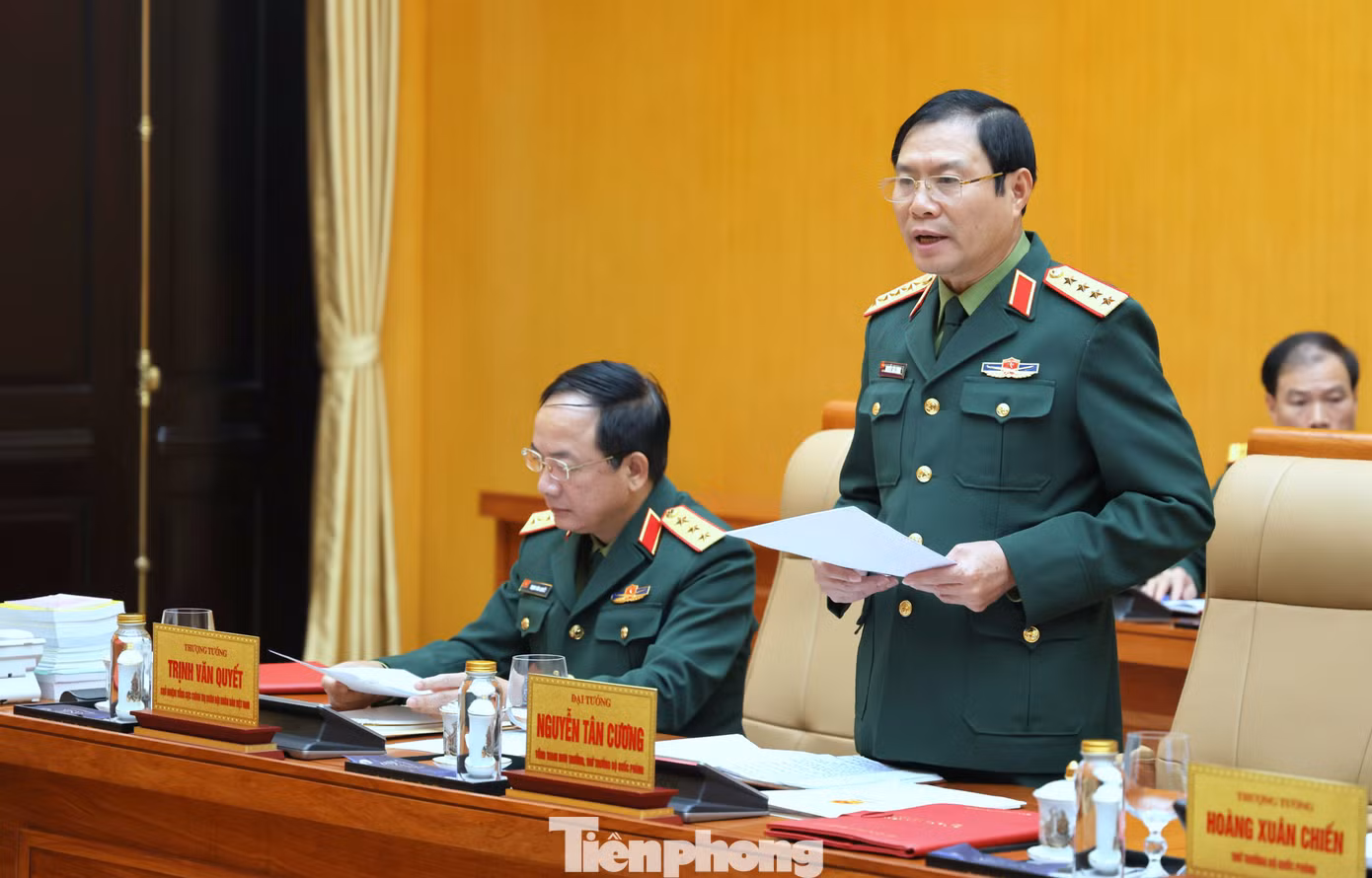 Tổng Tham mưu trưởng Nguyễn Tân Cương phát biểu tại buổi làm việc. Tổng Tham mưu trưởng Nguyễn Tân Cương phát biểu tại buổi làm việc.