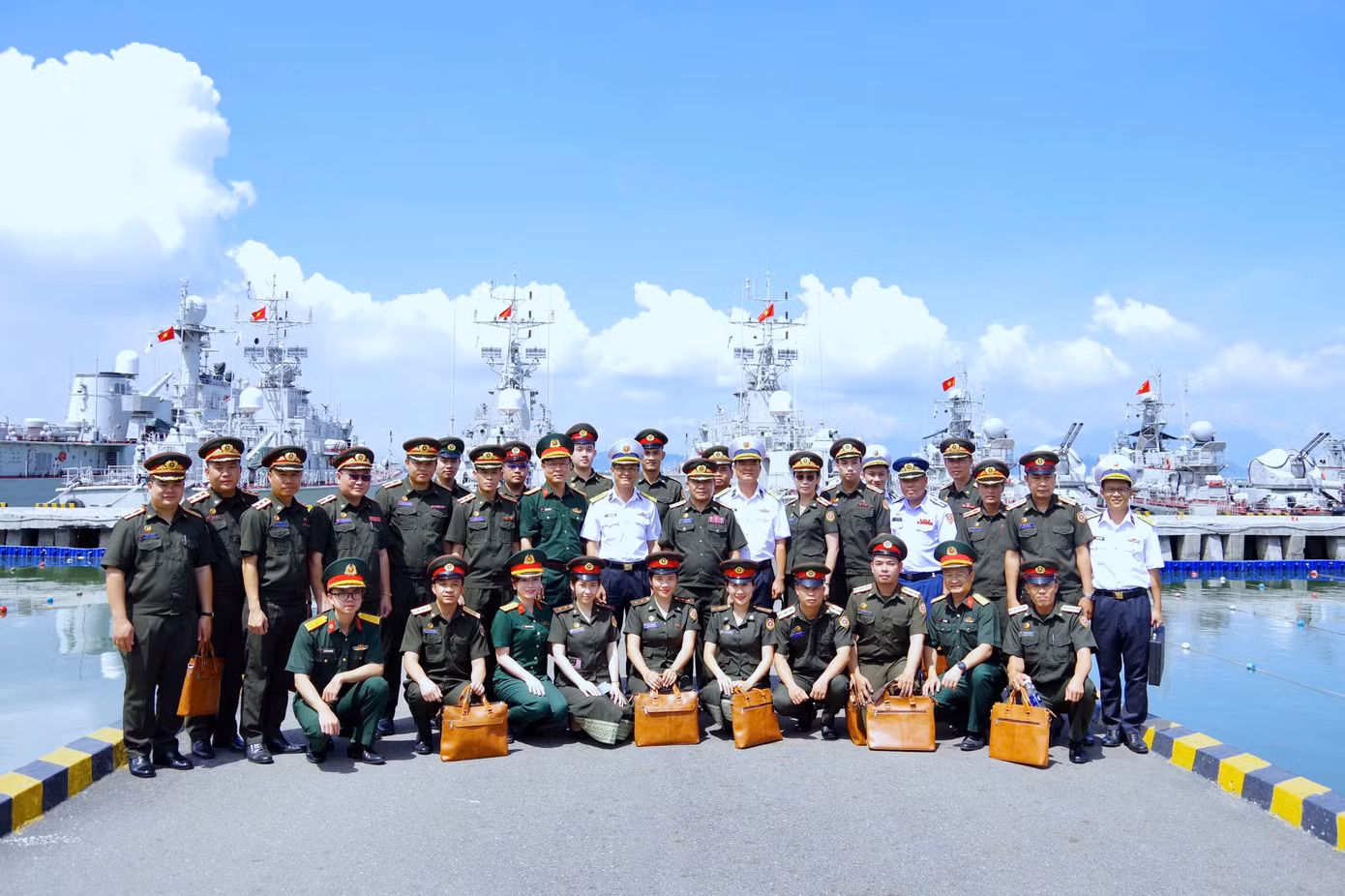 Đoàn sĩ quan trẻ QĐND Lào giao lưu với cán bộ, chiến sĩ Vùng 3 Hải quân. Đoàn sĩ quan trẻ QĐND Lào giao lưu với cán bộ, chiến sĩ Vùng 3 Hải quân.