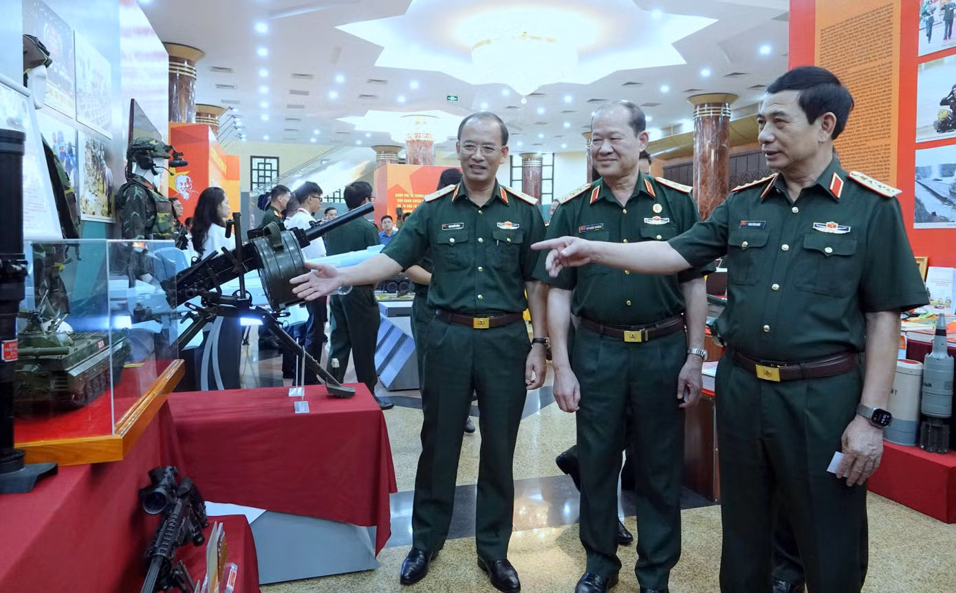 Lãnh đạo Bộ Quốc phòng tham quan sản phẩm do Tổng cục Công nghiệp quốc phòng chế tạo, sản xuất. Ảnh: Nguyễn Minh