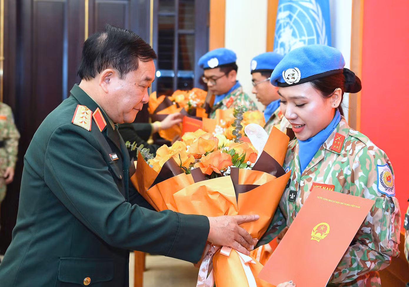Thượng tướng Hoàng Xuân Chiến - Thứ trưởng Bộ Quốc phòng, trao các Quyết định của Chủ tịch nước và Bộ trưởng Bộ Quốc phòng cho 8 sĩ quan đi thực hiện nhiệm vụ gìn giữ hòa bình Liên Hợp Quốc.