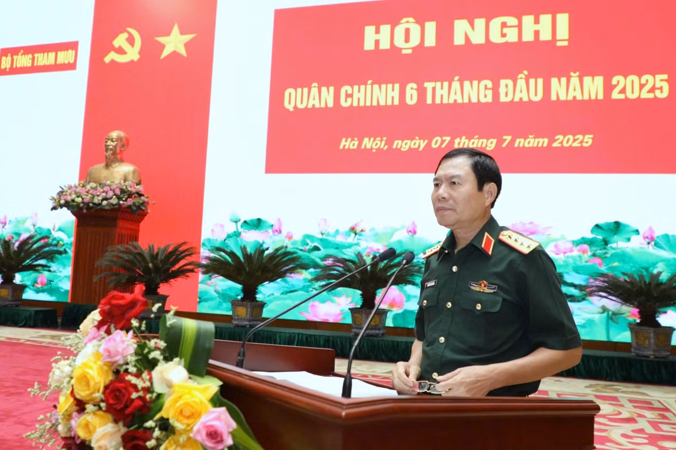 Đại tướng Nguyễn Tân Cương phát biểu tại hội nghị.