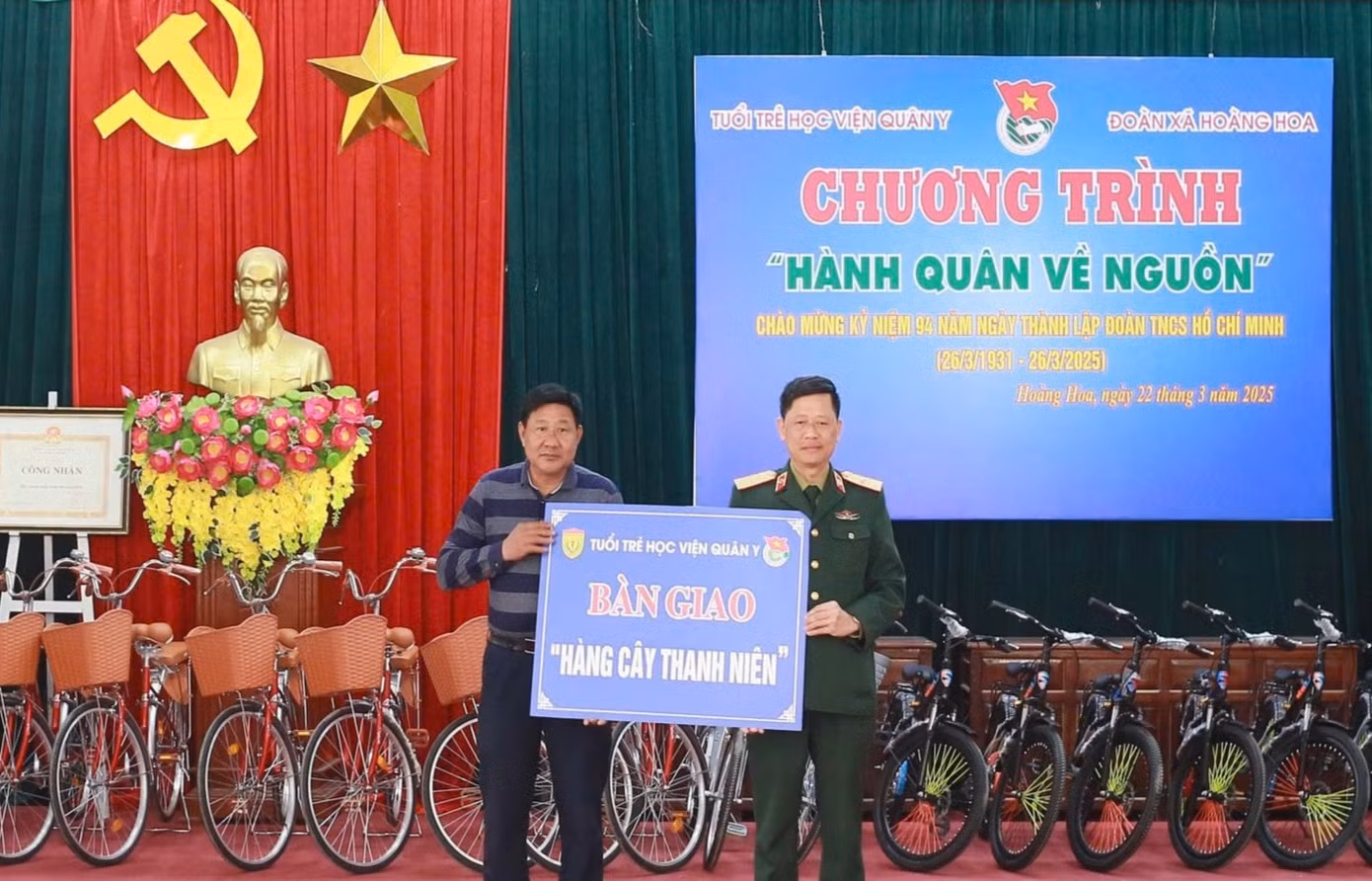 Lãnh đạo Học viện Quân y cùng cấp ủy, chính quyền, đoàn thể địa phương tổ chức trao tặng công trình thanh niên với chủ đề “Hàng cây xanh” và các phần quà “Nâng bước em tới trường”. Lãnh đạo Học viện Quân y cùng cấp ủy, chính quyền, đoàn thể địa phương tổ chức trao tặng công trình thanh niên với chủ đề “Hàng cây xanh” và các phần quà “Nâng bước em tới trường”.