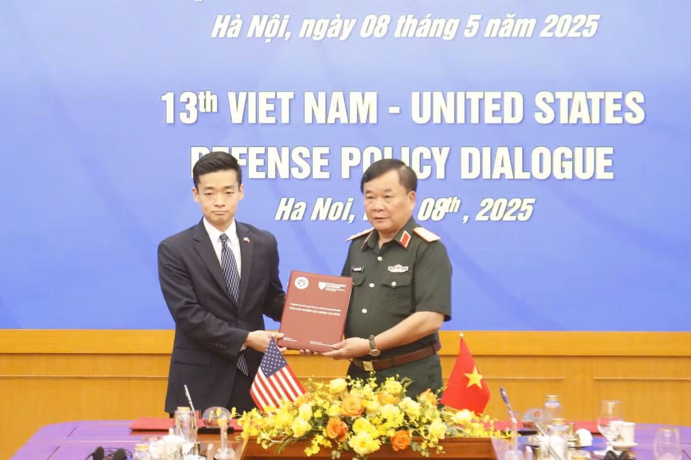 Hai bên bàn giao Hồ sơ kỷ vật chiến tranh và trao thư của Bộ trưởng Bộ Quốc phòng Việt Nam gửi Bộ trưởng Bộ Quốc phòng Mỹ
