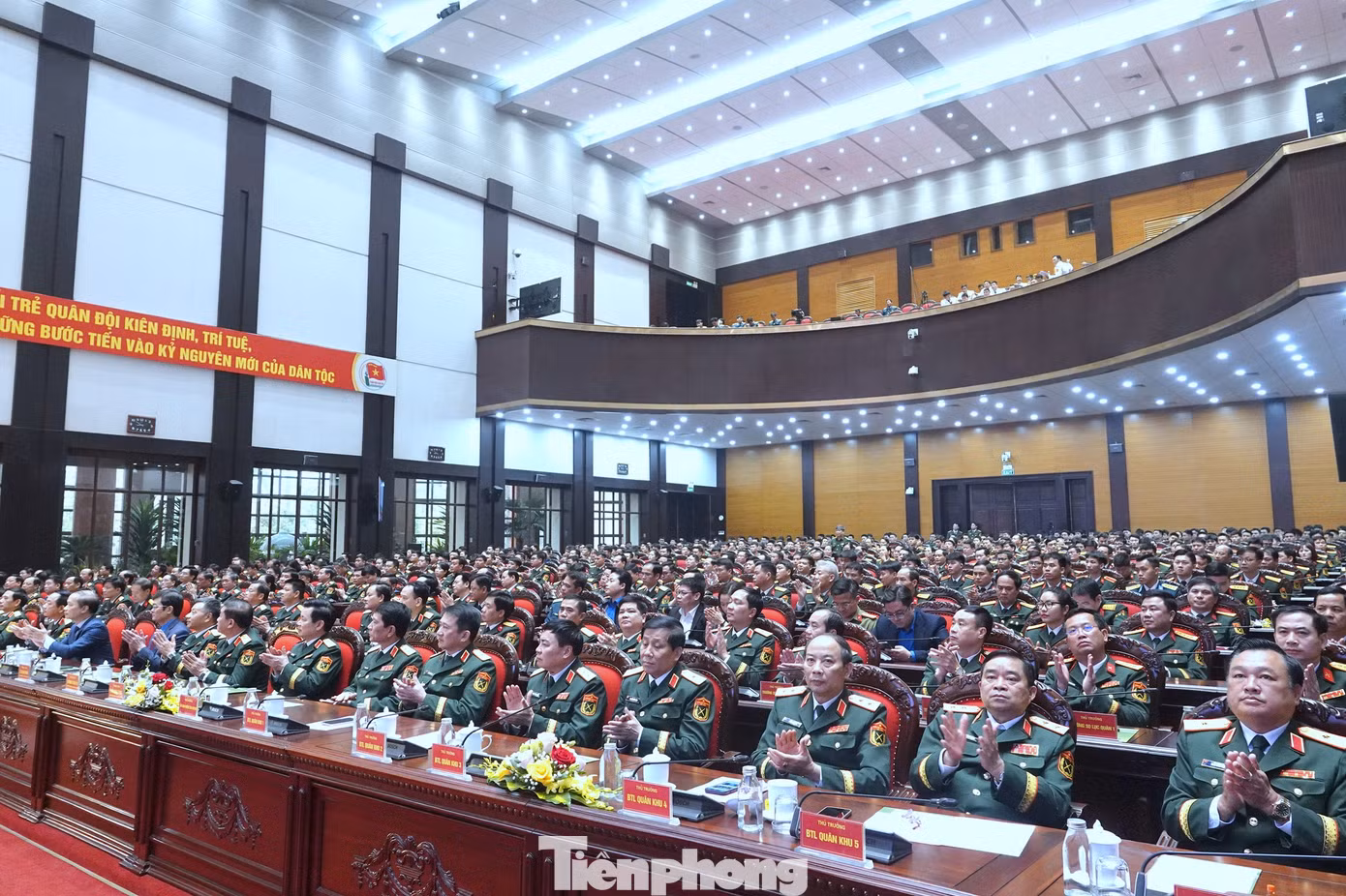 Các đại biểu tham dự chương trình tuyên dương tại hội trường Bộ Quốc phòng, sáng 26/3.