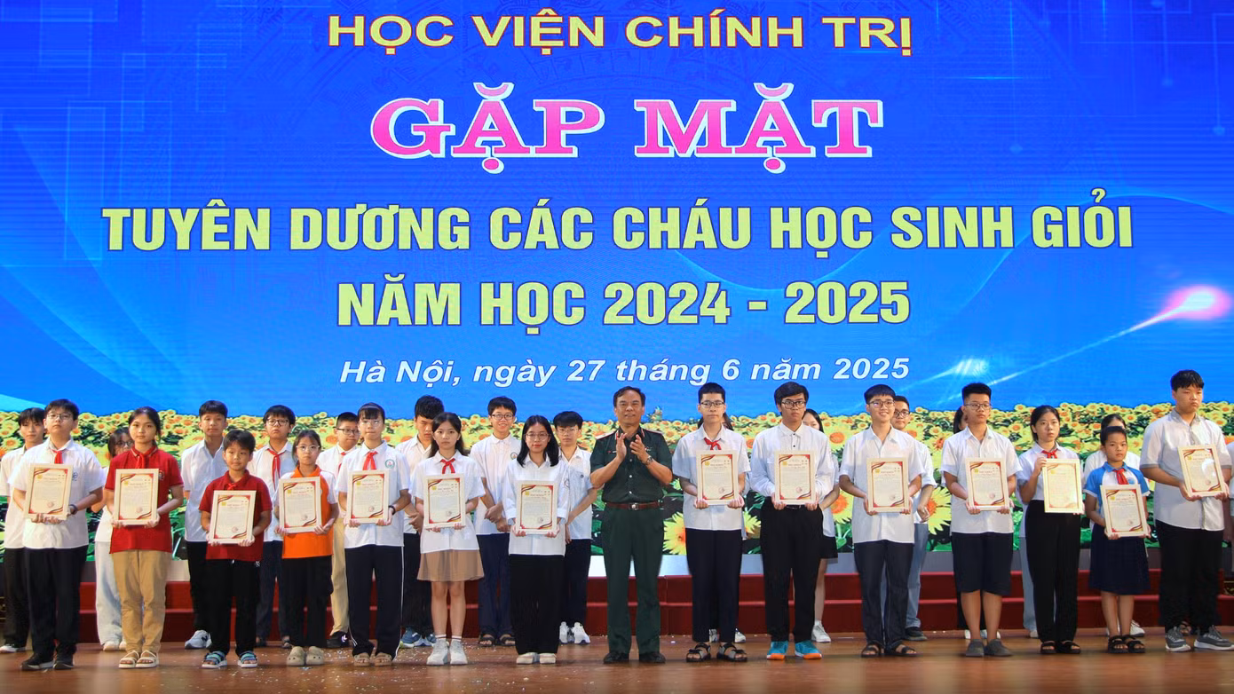 Lãnh đạo Học viện Chính trị trao thưởng các em học sinh tiêu biểu về tham dự chương trình. Lãnh đạo Học viện Chính trị trao thưởng các em học sinh tiêu biểu về tham dự chương trình.