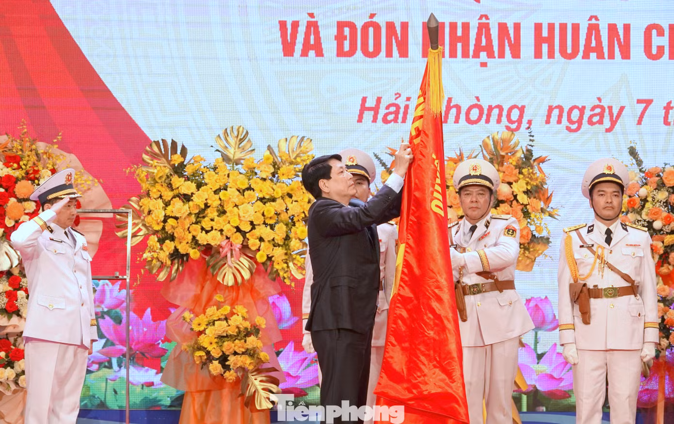 Chủ tịch nước gắn Huân chương Hồ Chí Minh lên Quân kỳ Quyết thắng của Quân chủng Hải quân tại lễ kỷ niệm, sáng 7/5. Chủ tịch nước gắn Huân chương Hồ Chí Minh lên Quân kỳ Quyết thắng của Quân chủng Hải quân tại lễ kỷ niệm, sáng 7/5.