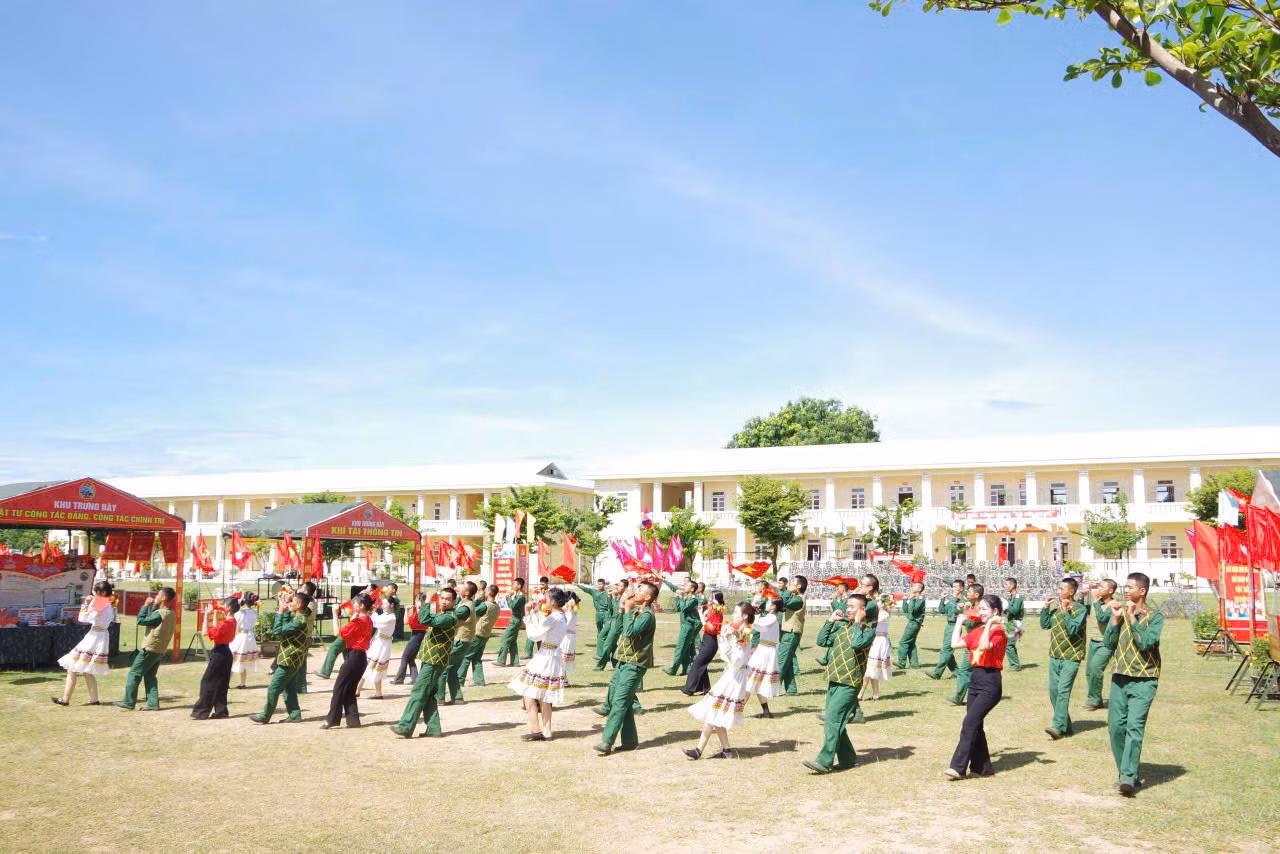 Đoàn tới tham quan, giao lưu văn hóa văn nghệ tại Tiểu đoàn 3, Lữ đoàn 575, Quân khu 5. Đoàn tới tham quan, giao lưu văn hóa văn nghệ tại Tiểu đoàn 3, Lữ đoàn 575, Quân khu 5.