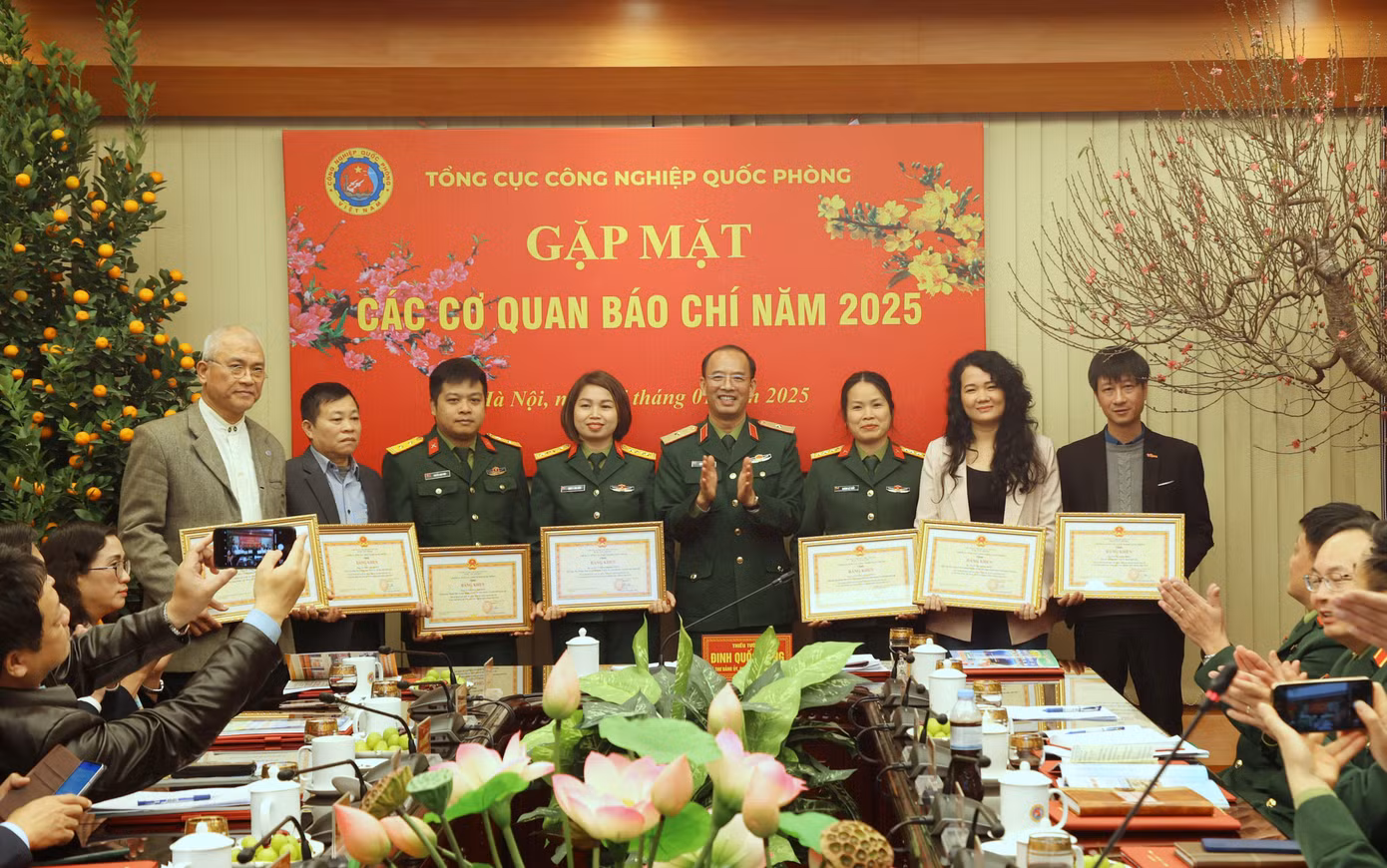 Dịp này, Tổng cục CNQP trao Bằng khen tặng phóng viên, biên tập viên trong và ngoài Quân đội, vì đã có thành tích xuất sắc trong công tác tuyên truyền báo chí về các hoạt động của Tổng cục CNQP năm 2024. Dịp này, Tổng cục CNQP trao Bằng khen tặng phóng viên, biên tập viên trong và ngoài Quân đội, vì đã có thành tích xuất sắc trong công tác tuyên truyền báo chí về các hoạt động của Tổng cục CNQP năm 2024.