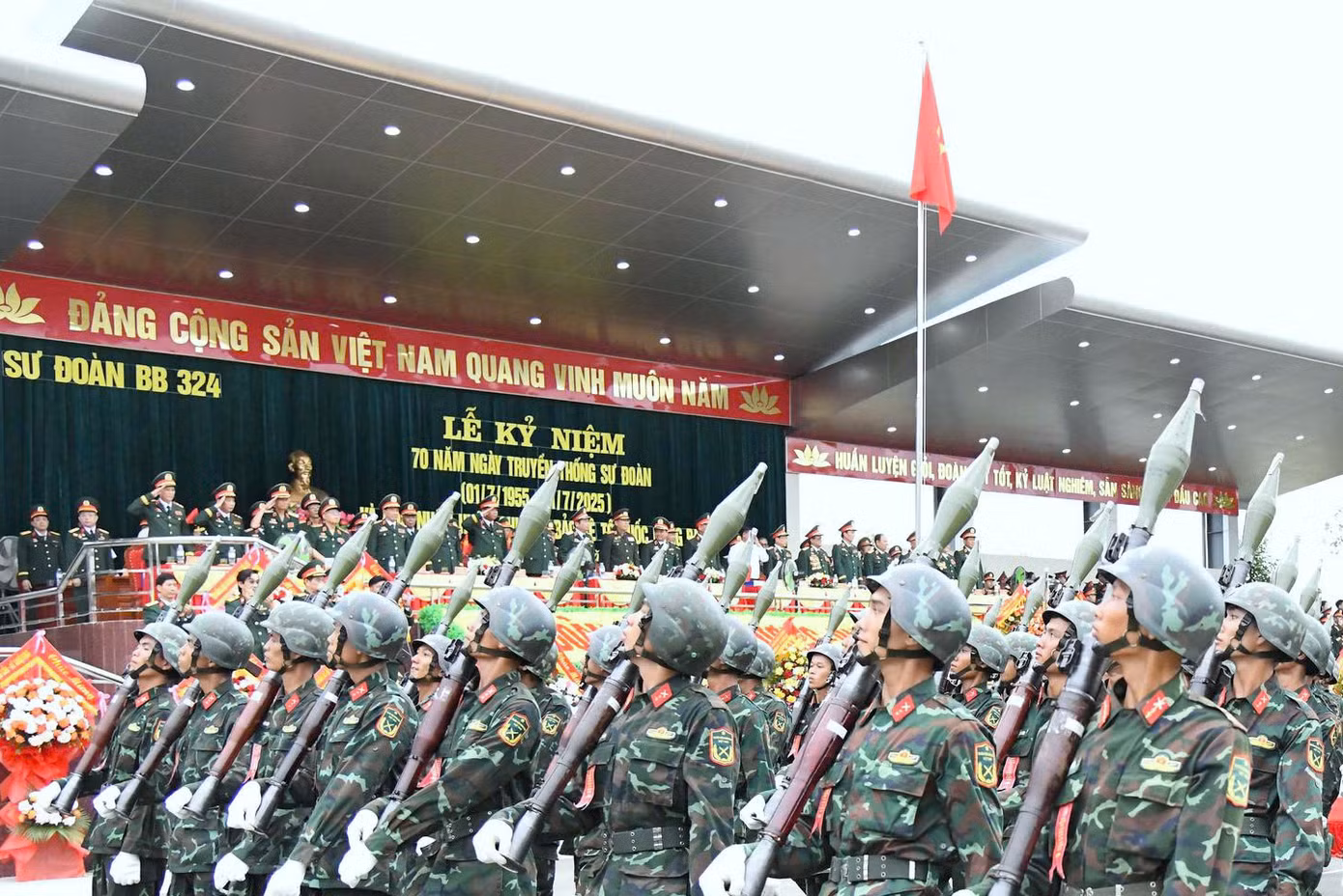 Cán bộ, chiến sĩ Sư đoàn 324 duyệt đội ngũ tại lễ kỷ niệm.