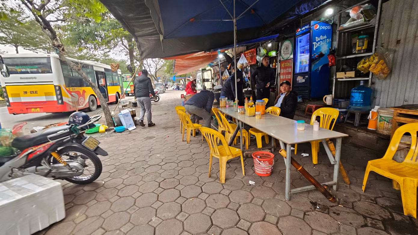 Phía ngoài khu đất dự án bị chiếm dụng làm nơi bán hàng ăn, nơi tập kết vật liệu xây dựng...