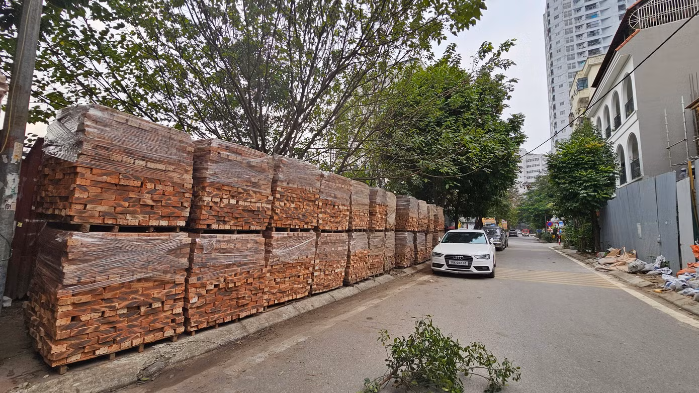Phía ngoài khu đất dự án bị chiếm dụng làm nơi bán hàng ăn, nơi tập kết vật liệu xây dựng...