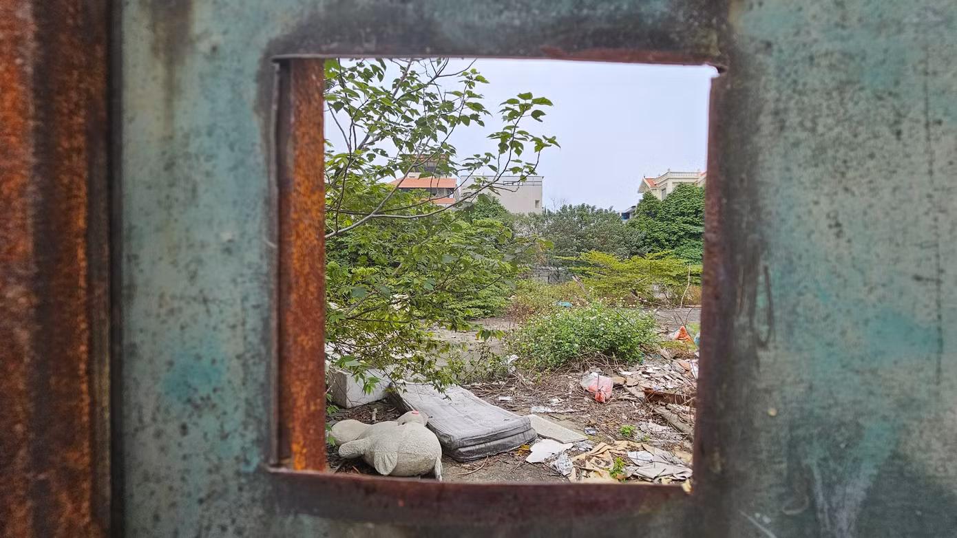 Hiện khu đất này đang bỏ hoang, xung quanh được quây tôn kín mít, các cánh cổng ra vào đều được khóa chặt.