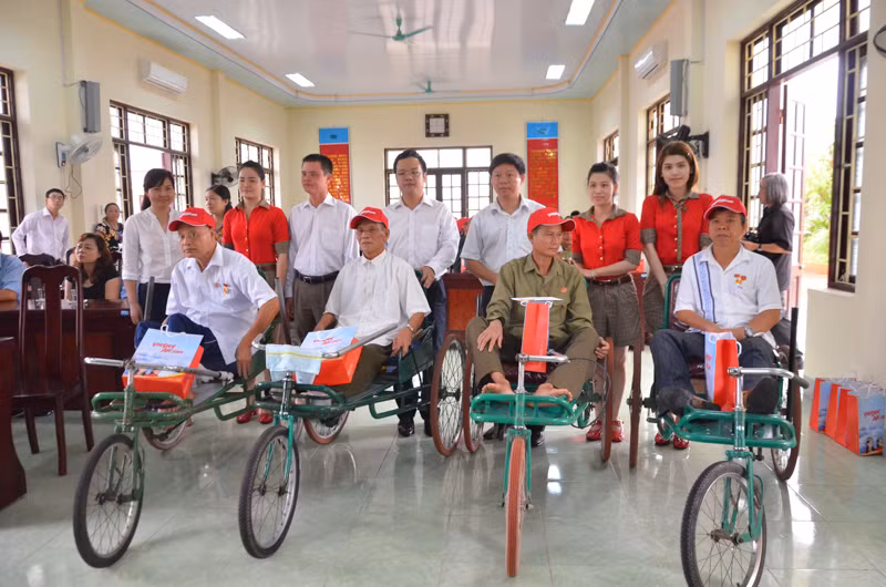 Đoàn công tác chụp ảnh cùng các thương bệnh binh
