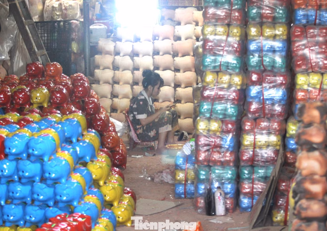 Làng làm heo đất ở Lái Thiêu (thành phố Thuận An, tỉnh Bình Dương) ra đời cách đây nửa thế kỷ. Cho đến nay, dù số hộ theo nghề đã vơi đi nhưng nét đẹp truyền thống của làng nghề vẫn được bảo toàn nguyên vẹn. Những hộ bám theo nghề vẫn miệt mài vật lộn với con heo bỏ ống.