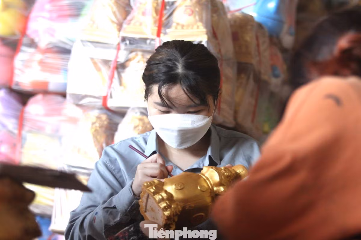 Để biến những cục đất sét trở nên có "hồn", phải dựa vào bàn tay khéo léo của nghệ nhân.