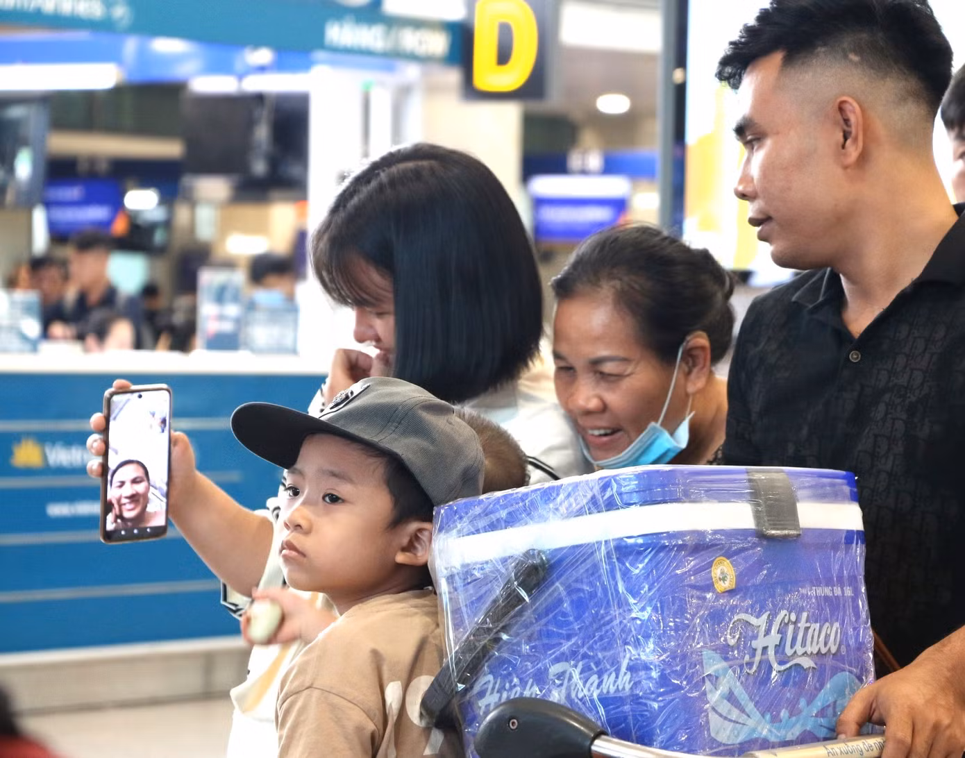 Công nhân được về quê bằng máy bay, vui mừng thông báo với người thân ở quê. Công nhân được về quê bằng máy bay, vui mừng thông báo với người thân ở quê.