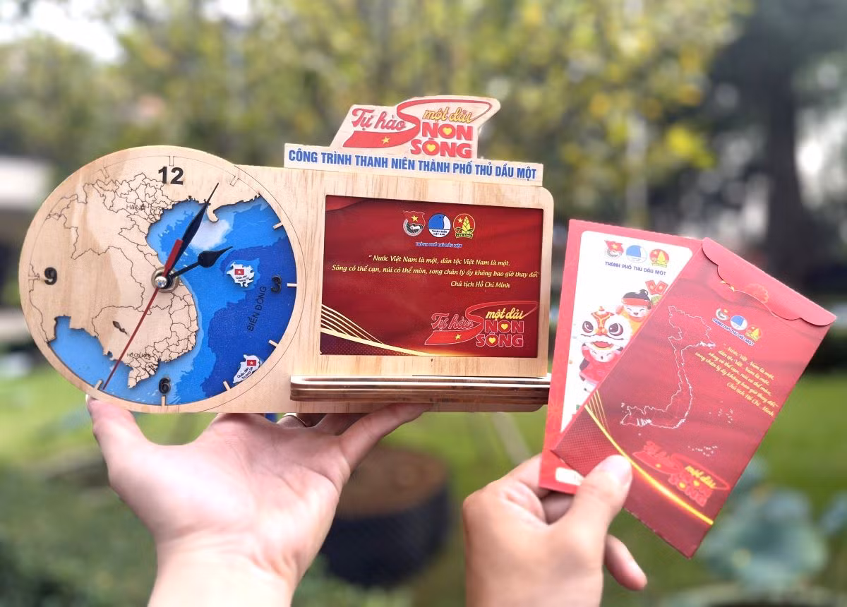 Bộ sản phẩm phong bao lì xì và đồng hồ để bàn thiết kế độc đáo in hình bản đồ Việt Nam. Sản phẩm được dùng làm quà tặng cho cán bộ, đoàn viên, thanh niên trên địa bàn thành phố Thủ Dầu Một nhân dịp Tết nguyên đán 2024. Bộ sản phẩm phong bao lì xì và đồng hồ để bàn thiết kế độc đáo in hình bản đồ Việt Nam. Sản phẩm được dùng làm quà tặng cho cán bộ, đoàn viên, thanh niên trên địa bàn thành phố Thủ Dầu Một nhân dịp Tết nguyên đán 2024.