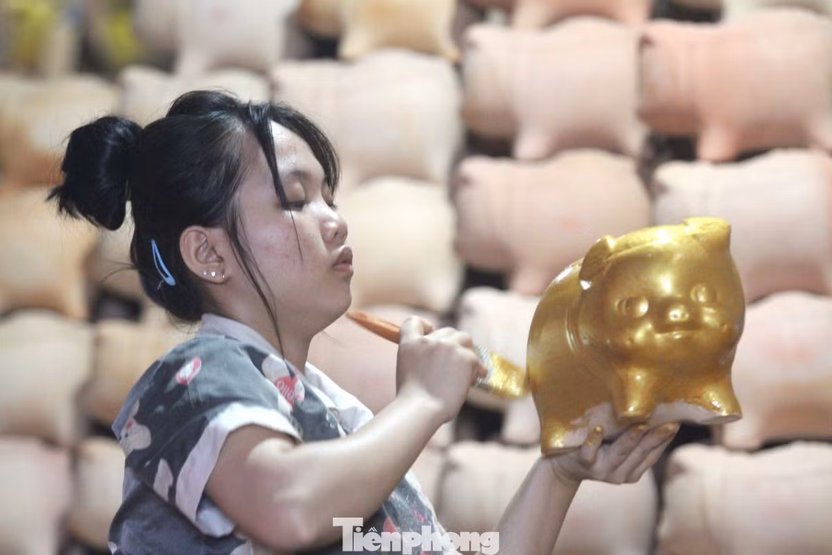 Làng nghề heo đất Lái Thiêu được duy trì qua các thế hệ trong gia đình.