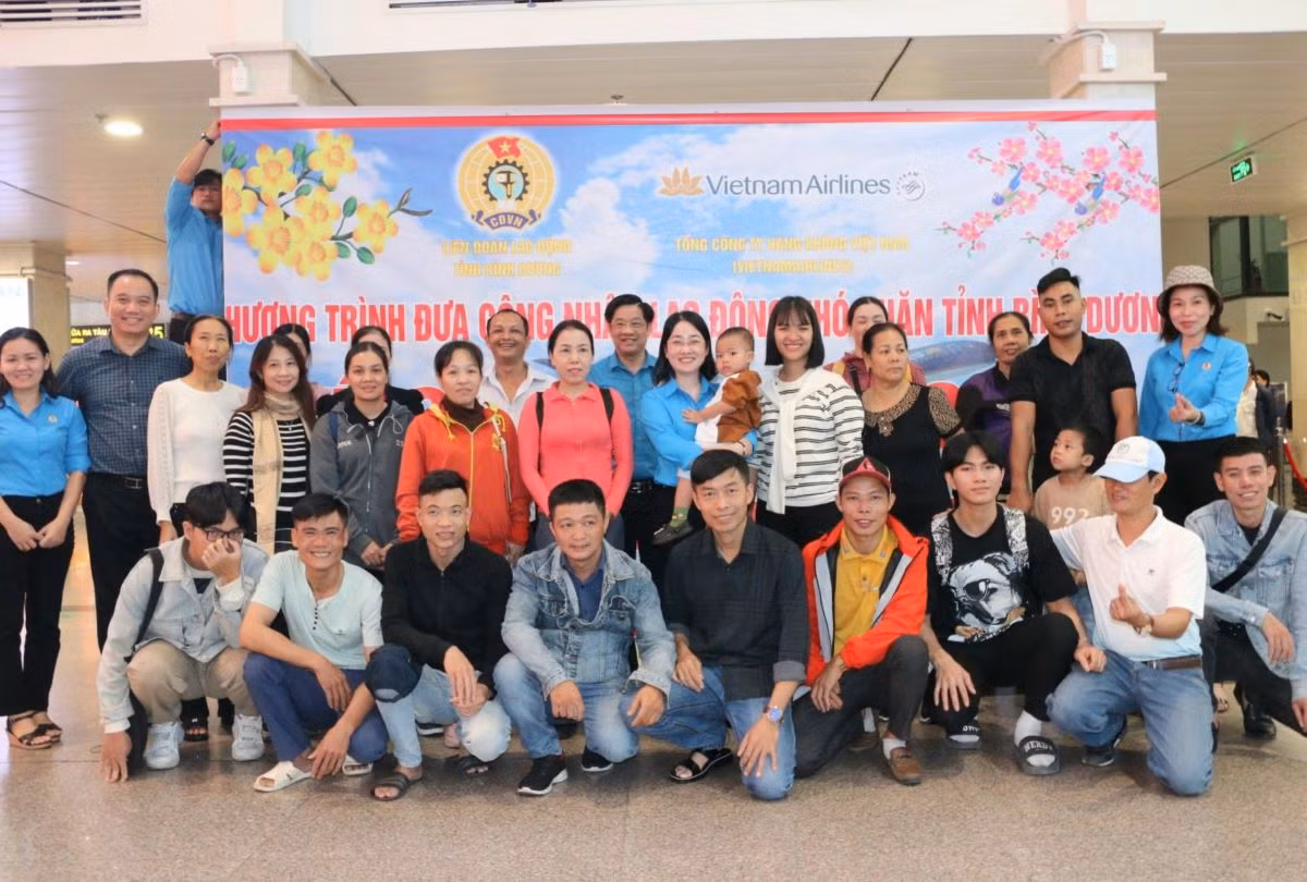 Công nhân lao động và lãnh đạo LĐLĐ tỉnh Bình Dương chụp hình lưu niệm tại sân bay. Công nhân lao động và lãnh đạo LĐLĐ tỉnh Bình Dương chụp hình lưu niệm tại sân bay.