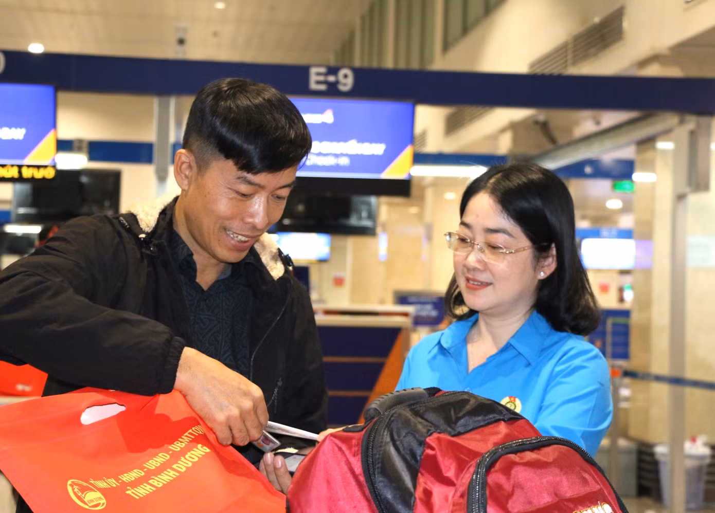 Lãnh đạo LĐLĐ tỉnh Bình Dương động viên công nhân lao động. Lãnh đạo LĐLĐ tỉnh Bình Dương động viên công nhân lao động.