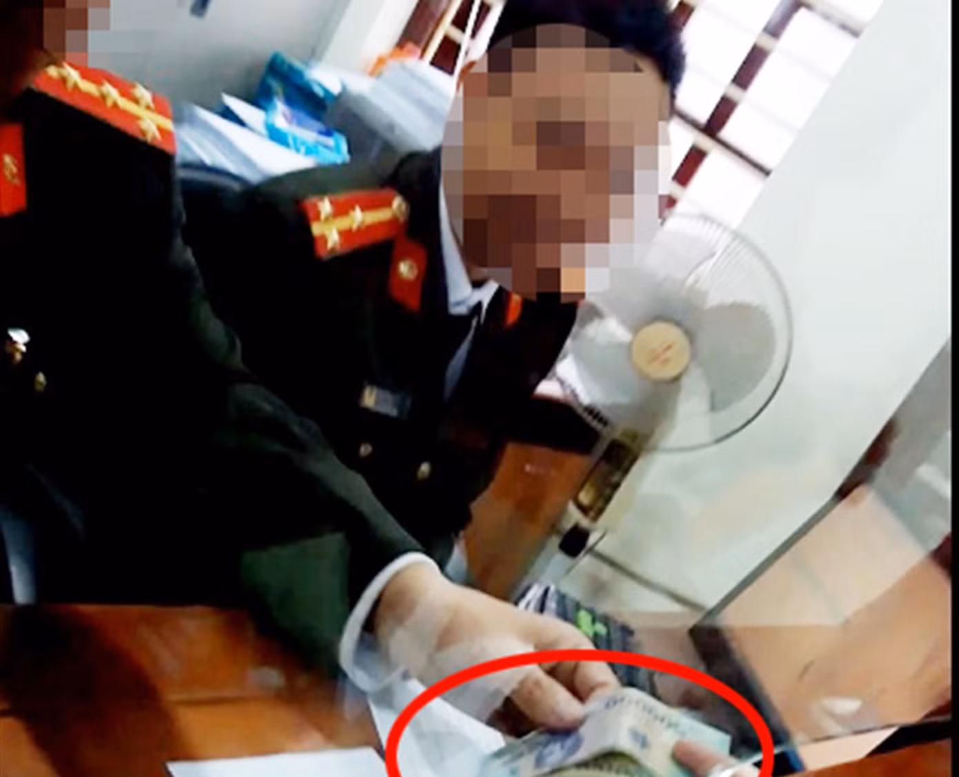 Ngã giá tại phòng quản lý xuất nhập cảnh ảnh 1