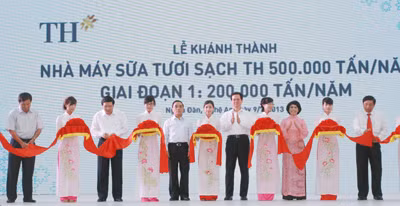Lễ cắt băng khánh thành Nhà máy Sữa tươi sạch TH. Ảnh: Sỹ Lực