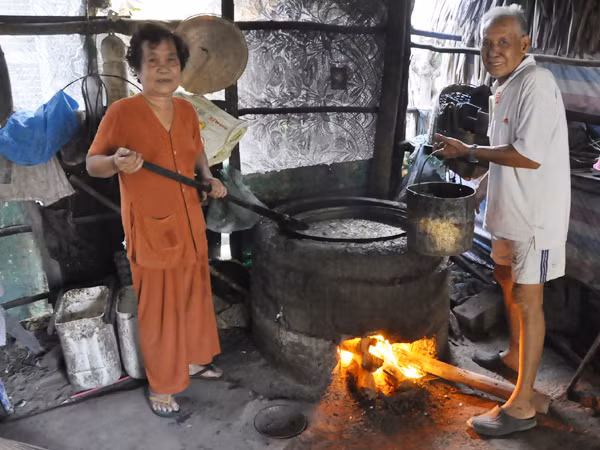 Thương binh Trần Minh Thiện cùng vợ nấu cám cho heo 