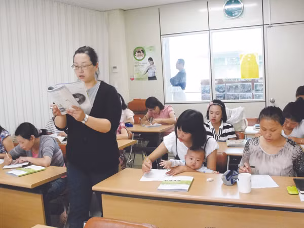 Dạy tiếng Hàn cho các cô dâu Việt