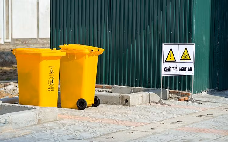 Khu vực chứa rác thải y tế được đặt biển cảnh báo nguy hại.