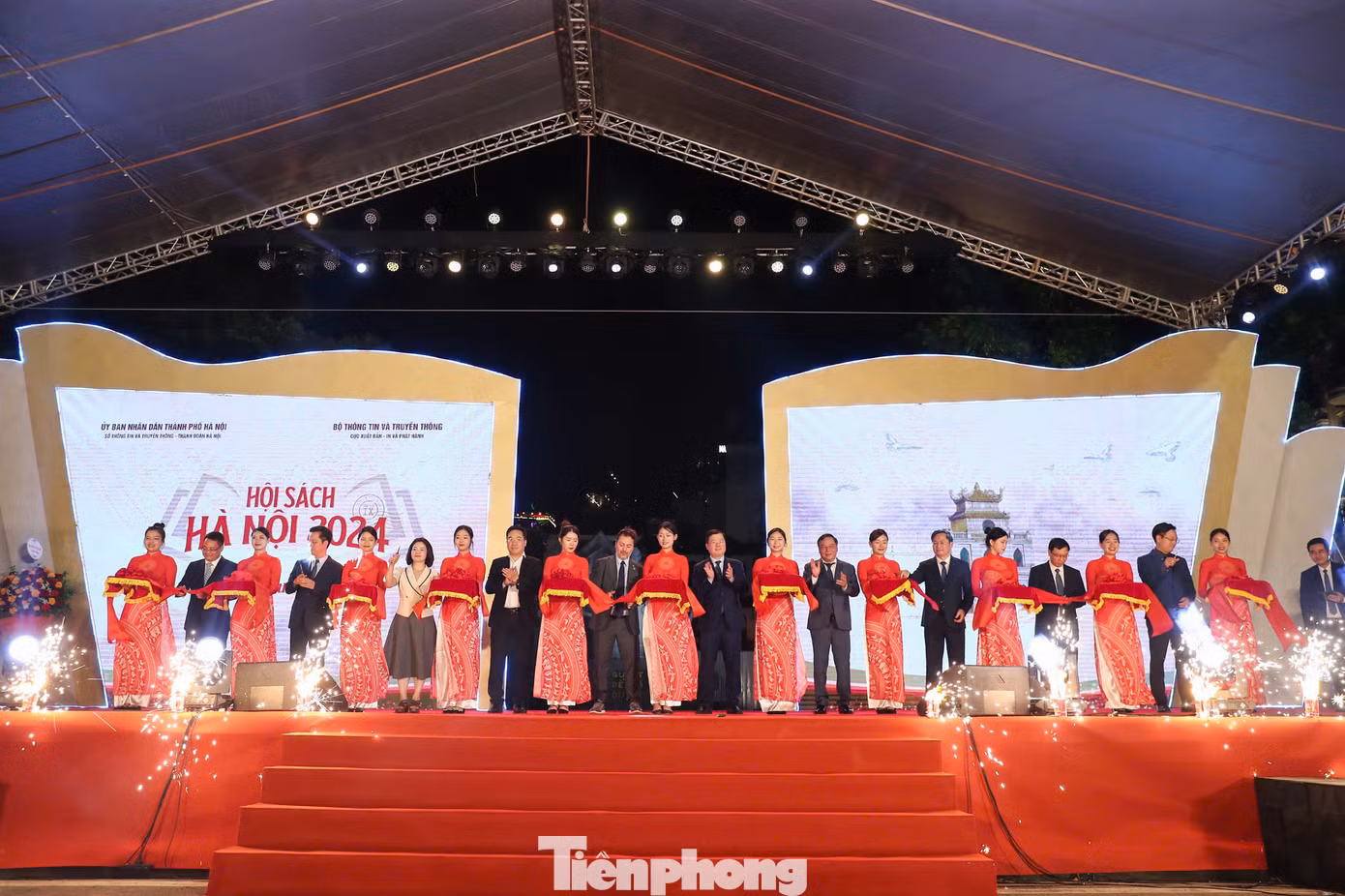 Các đồng chí lãnh đạo, đại biểu cắt băng khai mạc hội sách. Các đồng chí lãnh đạo, đại biểu cắt băng khai mạc hội sách.