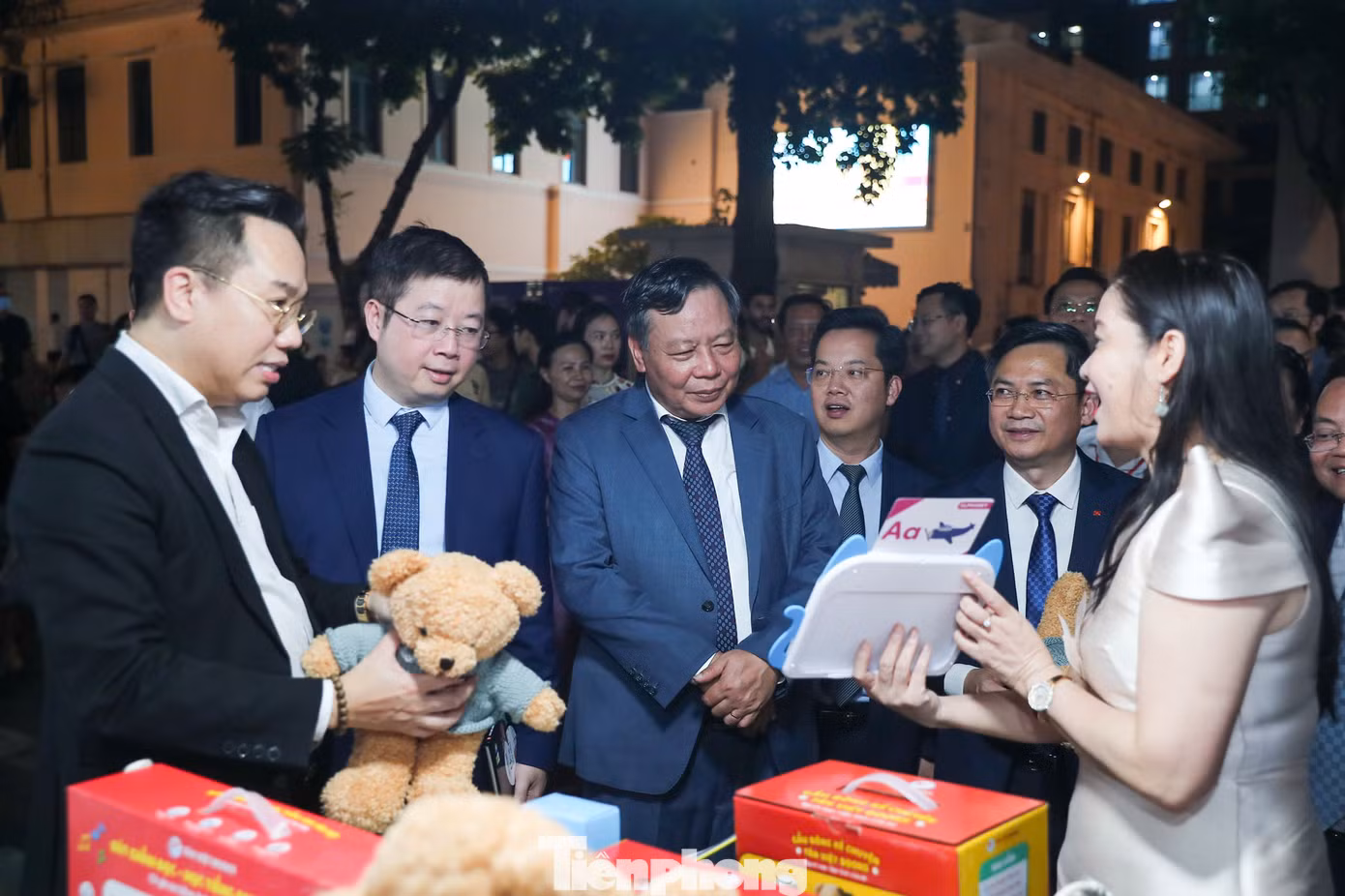 Các đại biểu trải nghiệm các sản phẩm mới như "gấu bông kể chuyện", "bút chấm đọc"... Các đại biểu trải nghiệm các sản phẩm mới như "gấu bông kể chuyện", "bút chấm đọc"...