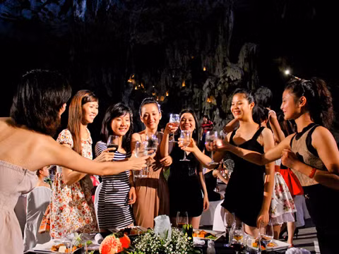 Các thí sinh rất ngạc nhiên khi được dự tiệc trong hang Trống