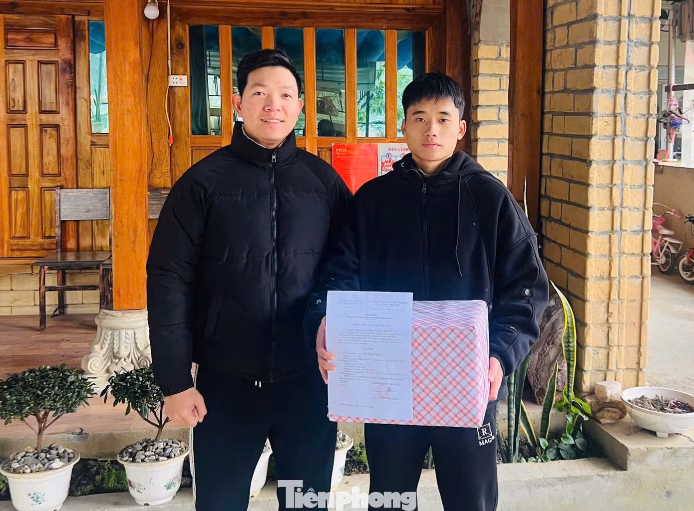 Công an địa phương đến thăm hỏi, động viên tân binh Vàng Thành Trung (phải). Công an địa phương đến thăm hỏi, động viên tân binh Vàng Thành Trung (phải).