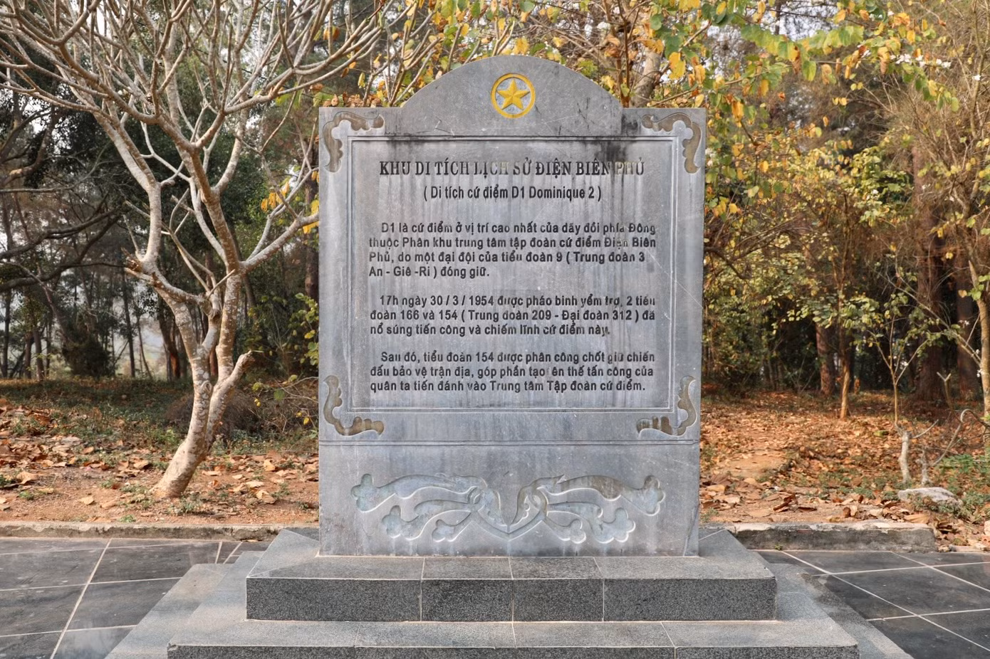 Ông John Dalton, du khách người Australia cho biết, ông đã nghe nói về Điện Biên Phủ nhiều lần và đây là lần đầu tiên ông được đến thăm. "Ở Australia, chúng tôi thường xuyên được nghe về Điện Biên Phủ. Khi về nước, tôi sẽ kể về những dấu tích chiến trường năm xưa và bức tượng chiến sĩ Điện Biên Phủ", ông John Dalton nói.