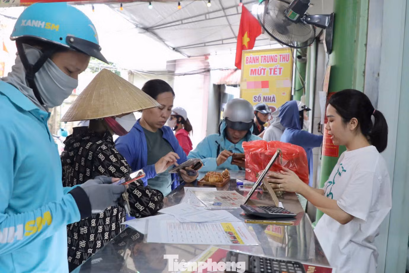 Tại nhiều cơ sở sản xuất bánh trung thu khác ở làng nghề Xuân Đỉnh, cảnh mua bán cũng diễn ra nhộn nhịp.