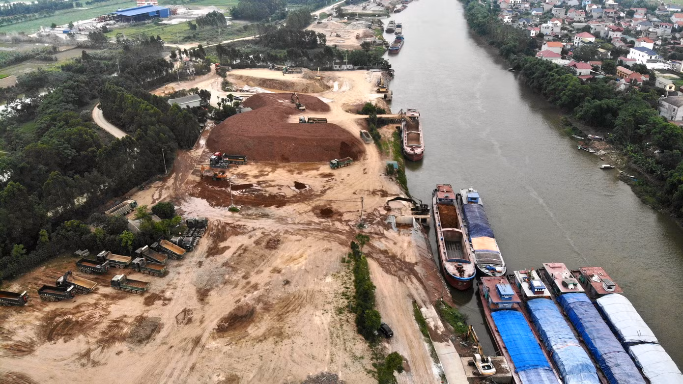 Như Tiền Phong phản ánh, trên địa bàn huyện Yên Dũng, tỉnh Bắc Giang có tổng 21 bến bãi tập kết và trung chuyển vận chuyển vật liệu xây dựng đang hoạt động. Trong đó, có 19 bến bãi đã làm thủ tục thuê đất, còn 2 bến bãi chưa được thuê đất là hộ ông Nguyễn Duy Sỹ và Nguyễn Văn Ngôi.