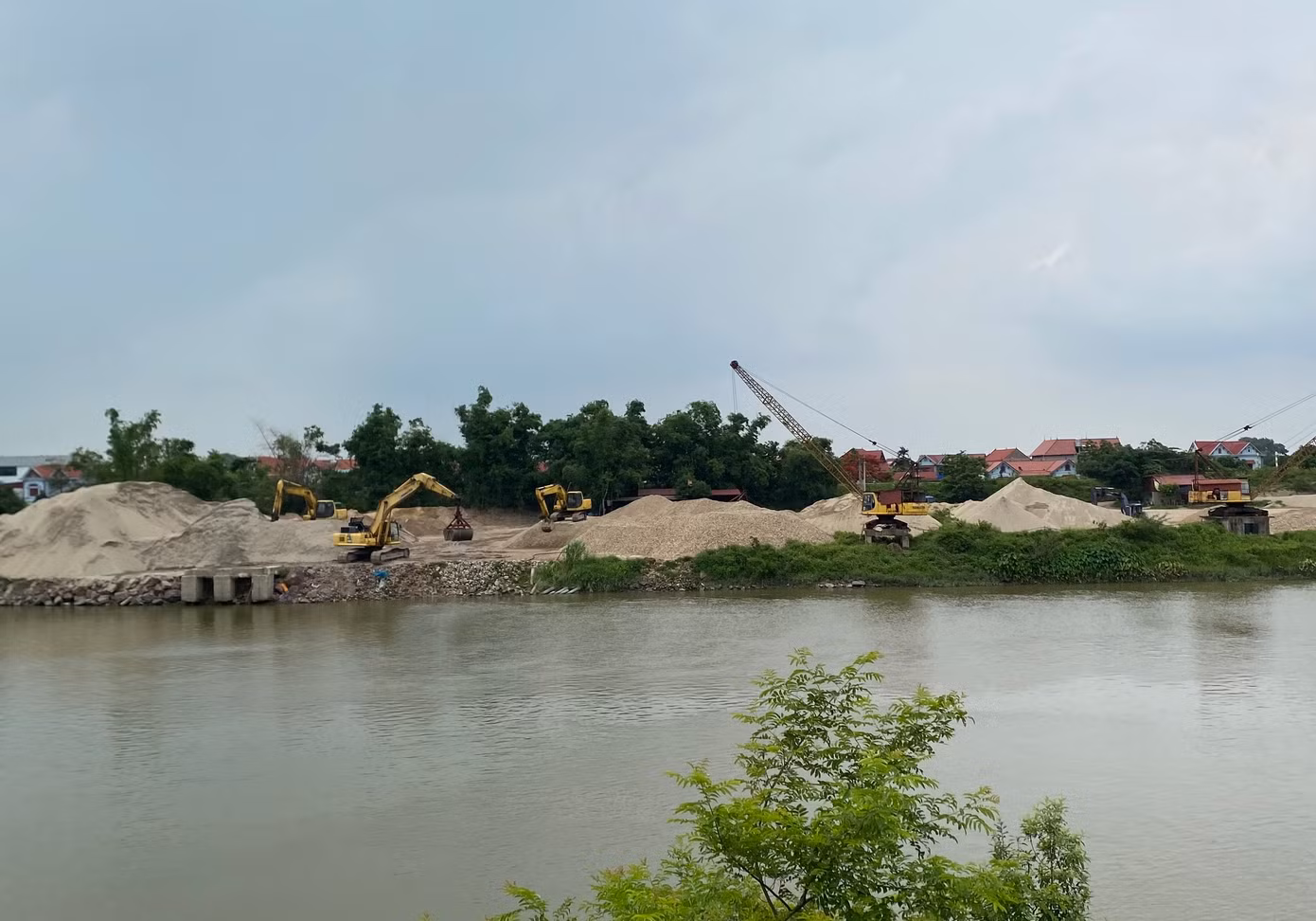 Men theo dòng sông Thương đến đoạn gần cầu Bến Đám (xã Xuân Phú, huyện Yên Dũng), các bãi tập kết cát, vật liệu xây dựng nằm ken đặc khúc sông này. Có thể kể đến như các bãi tập kết vật liệu xây dựng của hộ kinh doanh Trần Thị Thu, Phan Thế Việt, Nguyễn Hữu Sinh, Phan Thế Văn, Trần Hữu Trường, Giáp Thành Trung, Công ty TNHH Quốc Kỳ...
