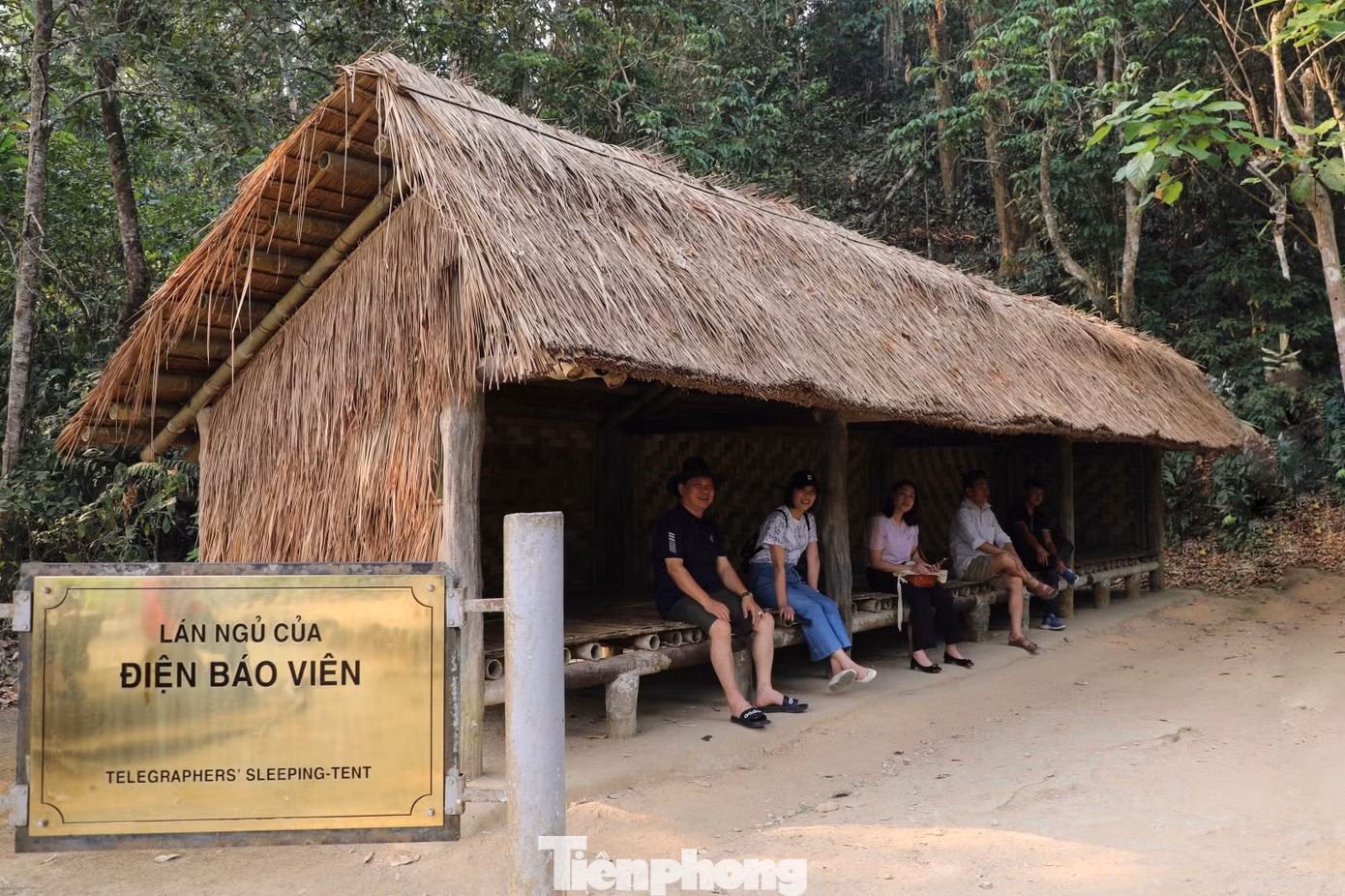 Từ Sở Chỉ huy này, đi lên điểm cao nhất, có thể quan sát toàn bộ thành phố Điện Biên Phủ, thung lũng Mường Thanh và các cứ điểm trước kia của quân Pháp như đồi Him Lam, đồi Độc Lập, đồi D1, đồi C1, đồi A1...
