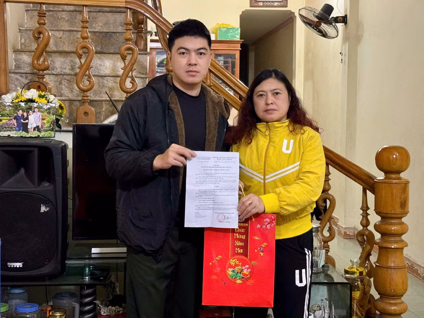 Tân binh Nguyễn Hoàng Duy (bên trái) và mẹ. Tân binh Nguyễn Hoàng Duy (bên trái) và mẹ.