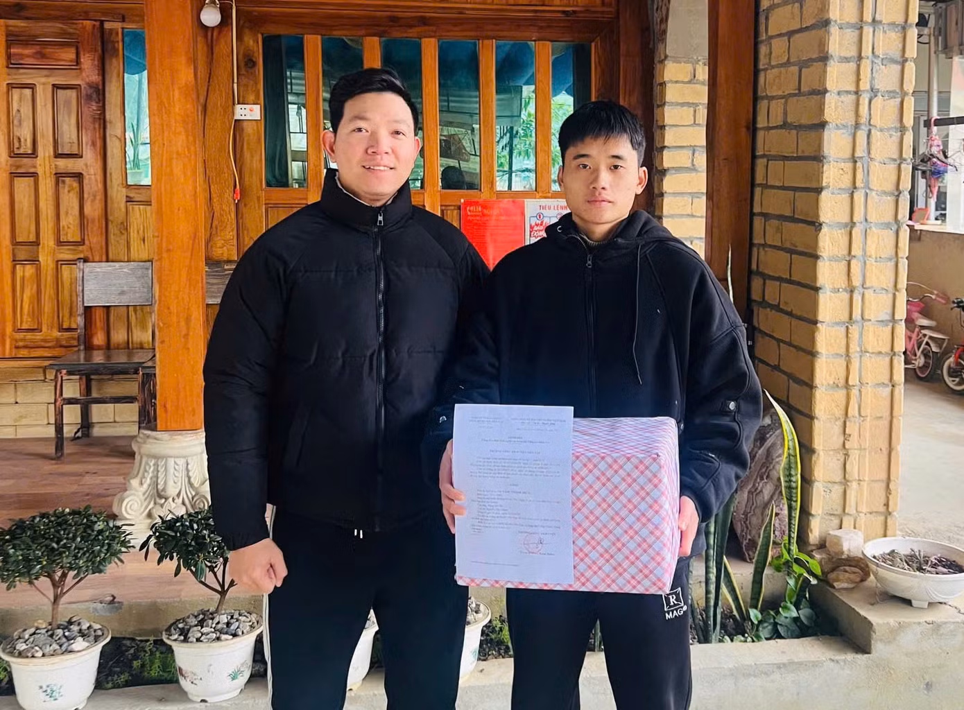 Công an địa phương đến thăm hỏi, động viên tân binh Vàng Thành Trung (phải). Công an địa phương đến thăm hỏi, động viên tân binh Vàng Thành Trung (phải).