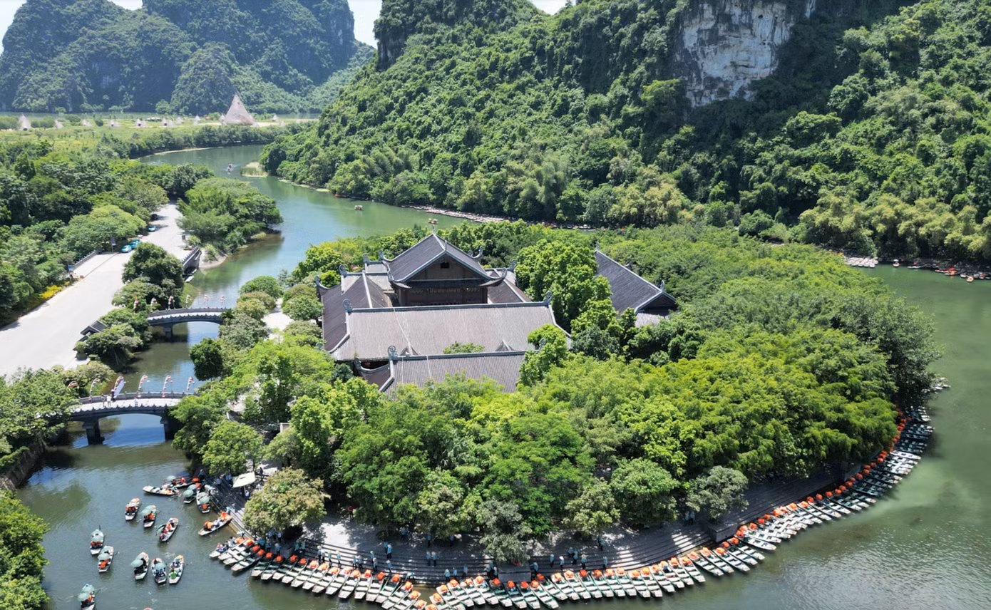 Bến thuyền Tràng An nhìn từ trên cao. Bến thuyền Tràng An nhìn từ trên cao.