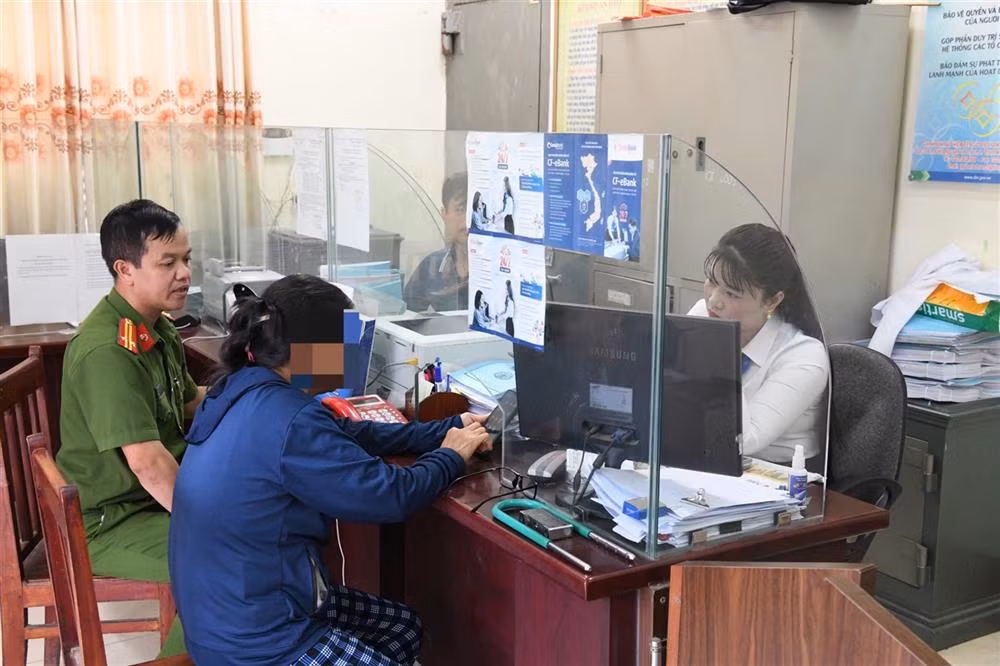 Cán bộ tín dụng và công an đã phát hiện kịp thời ngăn chặn.
