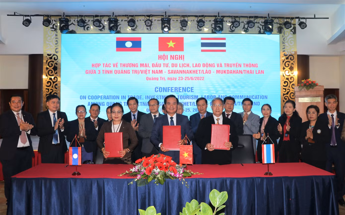 Hội nghị Hợp tác thương mại, đầu tư, du lịch, lao động và truyền thông lần thứ 3 giữa 3 tỉnh Quảng Trị (Việt Nam), Savannakhet (Lào) và Mukdahan (Thái Lan) diễn ra tại TP Đông Hà, tỉnh Quảng Trị chiều 24/6.