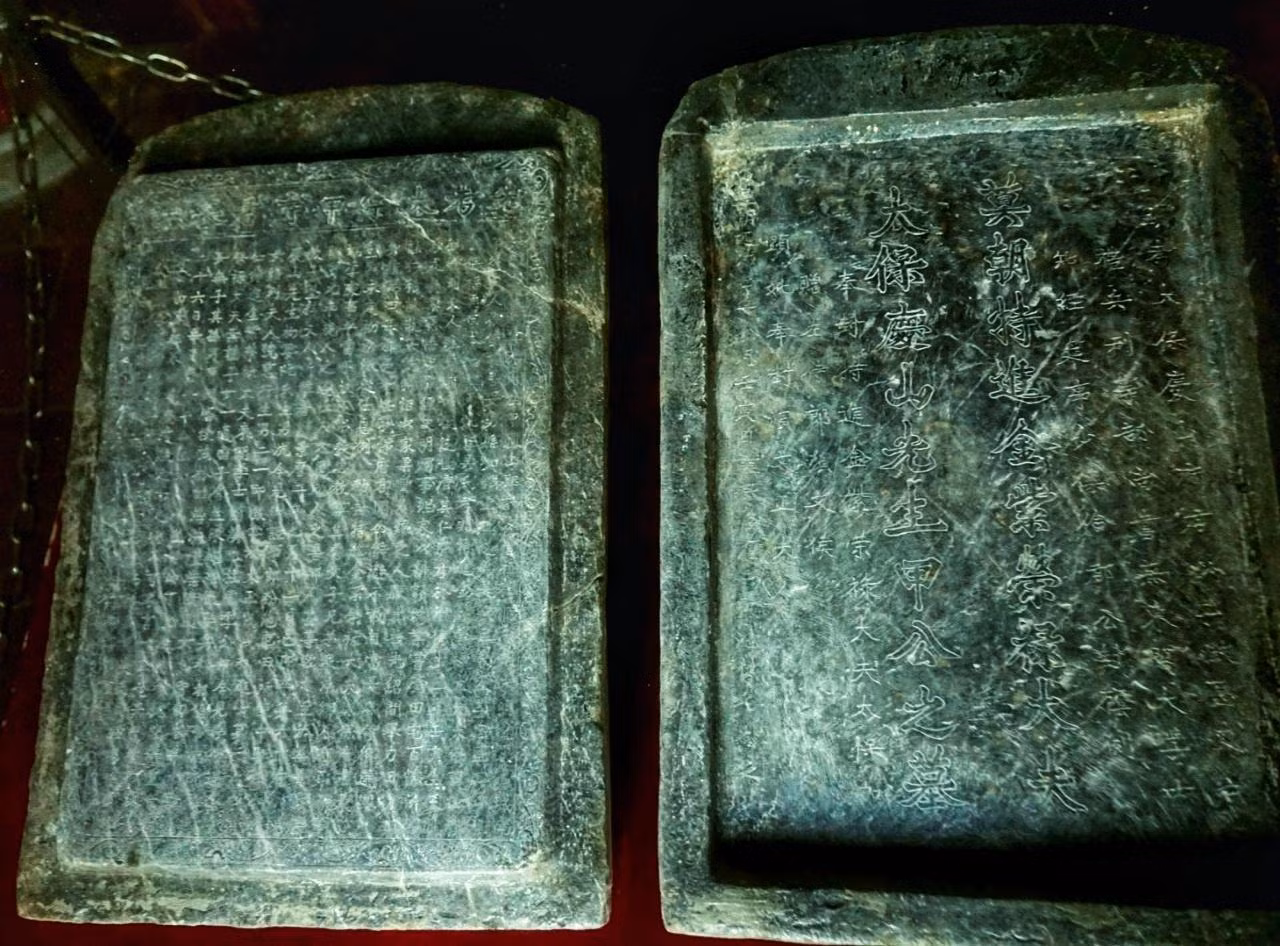 Bia gồm hai phần, phần bia và phần nắp đậy ôm khít vào nhau. Phần nắp đậy có chiều cao là 72 cm, chiều rộng 49 cm và chiều dày 16cm, phần thân bia khắc hình họa cuốn mang đậm nét đặc trưng phong cách nghệ thuật đời Mạc. Bia đá được chôn theo mộ thân phụ của trạng nguyên Giáp Hải. Ban đầu, mộ được đặt ở Như Thiết, nay là xã Hồng Thái, Việt Yên. Sau đó, mộ được chuyển về núi Cốc Lâm, xã Dĩnh Trì. Nội dung trên bia đá là do Trạng nguyên soạn, trong đó có nhiều thông tin về thân thế của ông. Bia gồm hai phần, phần bia và phần nắp đậy ôm khít vào nhau. Phần nắp đậy có chiều cao là 72 cm, chiều rộng 49 cm và chiều dày 16cm, phần thân bia khắc hình họa cuốn mang đậm nét đặc trưng phong cách nghệ thuật đời Mạc. Bia đá được chôn theo mộ thân phụ của trạng nguyên Giáp Hải. Ban đầu, mộ được đặt ở Như Thiết, nay là xã Hồng Thái, Việt Yên. Sau đó, mộ được chuyển về núi Cốc Lâm, xã Dĩnh Trì. Nội dung trên bia đá là do Trạng nguyên soạn, trong đó có nhiều thông tin về thân thế của ông.