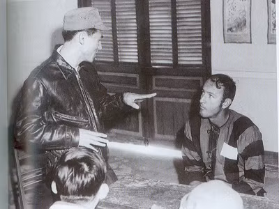 Phạm Tuân và một phi công tù binh Mỹ gặp nhau sau 12 ngày đêm năm 1972. (Ảnh tư liệu của Bảo tàng Quân chủng PKKQ)